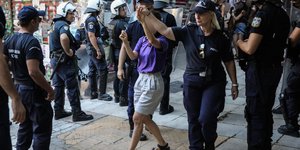 Προσαχθείσα από τα σημερινά επεισόδια στην Πλατεία Εξαρχείων