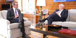 Συνάντηση του Κυριάκου Μητσοτάκη με τον Ρόμπερτ Μενέντεζ στο Μέγαρο Μαξίμου