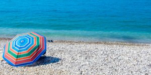 θαλασσα χρωματιστη ομπρελα