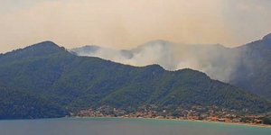 Μαίνεται η πυρκαγιά στη Θάσο 