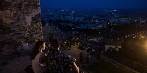 Η Θεσσαλονίκη το βράδυ από τα κάστρα