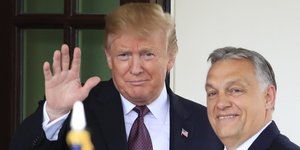 Ο πρώην πρόεδρος των ΗΠΑ, Ντόναλντ Τραμπ και ο Ούγγρος πρωθυπουργός Βίκτορ Όρμπαν