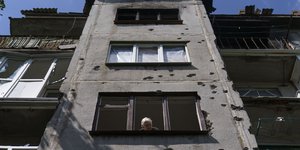 κεφαλι παραθυρο τρυπες