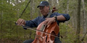 τσελίστας Yo Yo Ma παίζει τσέλο στο δάσος