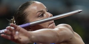 Η Ελίνα Τζένγκο σε μία από τις προσπάθειές της