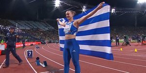 Η Ελίνα Τζένγκο με την ελληνική σημαία