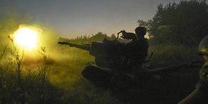 Ουκρανοί βάλλουν κατά θέσεις Ρώσων στρατιωτών στην περιοχή του Χαρκόβου