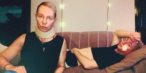 Ο Βασίλειος Κωστέτσος χτυπημένος και με κολάρο στον λαιμό