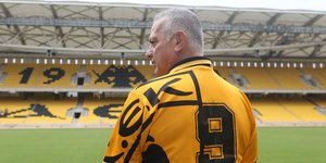 Ο Βασίλης Δημητριάδης με τη φανέλα της ΑΕΚ μέσα στο νέο γήπεδο της ομάδας, στη Νέα Φιλαδέλφεια