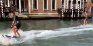 Οι νεαροί που έκαναν surfboard στα κανάλια της Βενετίας