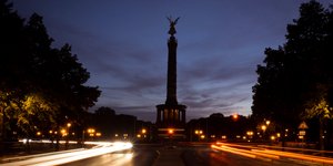 Στο σκοτάδι η «Στήλη της Νίκης» στο Βερολίνο, στο πλαίσιο της εξοικονόμησης ενέργειας