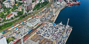 Τα λιμάνια της Ρωσίας είναι γεμάτα με μεταχειρισμένα αυτοκίνητα. 