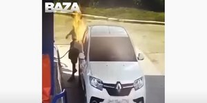 Οδηγός στη Ρωσία τυλίγεται στις φλόγες μετά από παιχνίδια με αναπτήρα σε βενζινάδικο