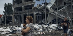 βομβαρδισμενα γυναικα με σκυλο 