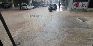 Έντονη βροχόπτωση στο κέντρο της πόλης των Ιωαννίνων