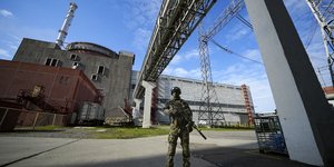 Ένας Ρώσος στρατιωτικός σε μια περιοχή του πυρηνικού σταθμού ηλεκτροπαραγωγής της Ζαπορίζια