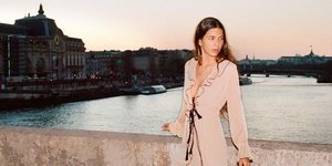 γυναίκα με φόρεμα