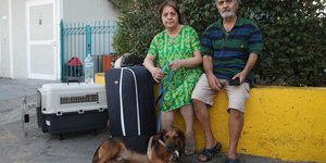 Το ζευγάρι από τη Θεσσαλονίκη με τον σκύλο του/Φωτογραφία: Eurokinissi/Γιάννης Παναγόπουλος