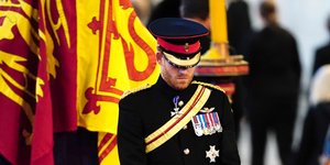 Πρίγκιπας Χάρι φρουρεί το φέρετρο της γιαγιάς του βασίλισσας Ελισάβετ