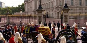 Κηδεία βασίλισσας Ελισάβετ: Η σορός περνά μπροστά από το Μπάκιγχαμ.