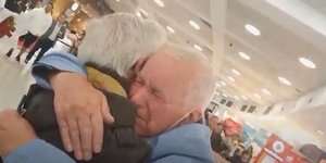 Τα αδέλφια αγκαλιάζονται συγκινημένα