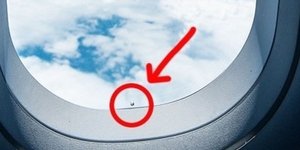 Πόσοι έχετε προσέξει τη μικροσκοπική τρύπα στα παράθυρα των αεροπλάνων;