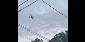 Ο πιλότος του αεροσκάφους απειλεί να το ρίξει επάνω σε κατάστημα Walmart 