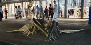 To άγαλμα «Phylax» στην είσοδο της έκθεσης του Κωστή Γεωργίου