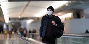 Ταξιδιώτης σε αεροδρόμιο 