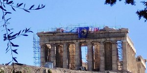 Τα πανό στην Ακρόπολη το μεσημέρι του Σαββάτου. Φωτογραφία από το twitter