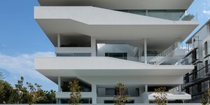 Η πολυκατοικία aloof houses στη Βούλα
