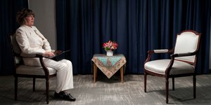 Η Κριστιάν Αμανπούρ απέναντι σε ένα άδειο κάθισμα