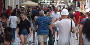 ανάπτυξη, κόσμος στην Ερμού
