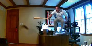 Η αντίδραση ενός άνδρα στη θέα ενός σκίουρου 