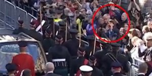 Φραστική επίθεση κατά του πρίγκιπα Άντριου