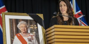 Η Πρωθυπουργός της Νέας Ζηλανδίας Τζασίντα Άρντερν βγάζει λόγο πλάι στο πορτρέτο της βασίλισσας Ελισάβετ