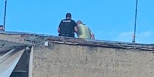 Αστυνομικό βοηθά ηλικιωμένο πανω σε στέγη
