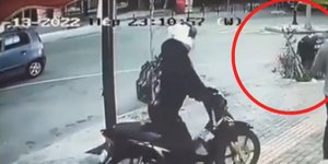 Σοκάρει το βίντεο από το τροχαίο που είχε αστυνομικός, μετά από σύγκρουση της μηχανής του με αυτοκίνητο