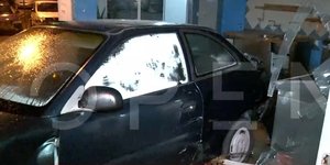 Αυτοκίνητο παρασύρθηκε από τα ορμητικά νερά και καρφώθηκε σε ιχθυοπωλείο