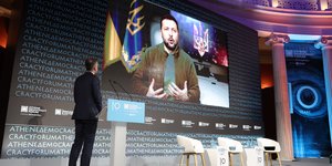 Ο δήμαρχος Αθηναίων Κώστας Μπακογιάννης παρακολουθεί την παρέμβαση Ζελένσκι στο Athens Democracy Forum 