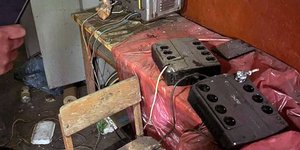 Η φωτό με την ηλεκτρική καρέκλα βασανιστηρίων των Ρώσων που έδωσε στη δημοσιότητα το ουκρανικό υπ.Αμυνας