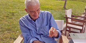 Ο Γιάννης Μπουτάρης συνομιλεί με επισκέπτες 