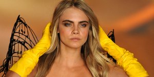 Η Cara Delevingne περπατά σε επίδειξη μόδας 2013 της Victoria's Secret