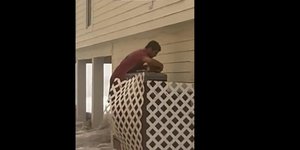 Viral βίντεο με έναν άνδρα να σώζει γατάκι από τις πλημμύρες εν μέσω του τυφώνα