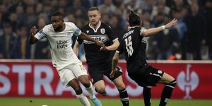 O Σεντρίκ Μπακαμπού κόντρα στον ΠΑΟΚ με τη φανέλα της Μαρσέιγ 