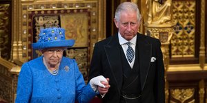 Ο νέος βασιλιάς Κάρολος με την Ελισάβετ