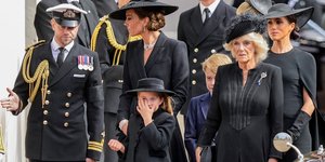 Η πριγκίπισσα Σάρλοτ έκλαψε στην κηδεία της βασίλισσας Ελισάβετ 