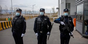 Κινέζοι αστυνομικοί έξω από φυλακή στην περιοχή των Ουιγούρων/ Φωτογραφία: AP