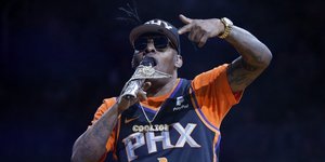 Ο Coolio τραγουδά κατά τη διάρκεια αγώνα NBA