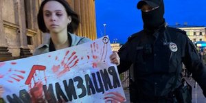 Διαδηλώτρια με αντιπολεμικό πλακάτ συλλαμβάνεται στο Νταγκεστάν της Ρωσίας